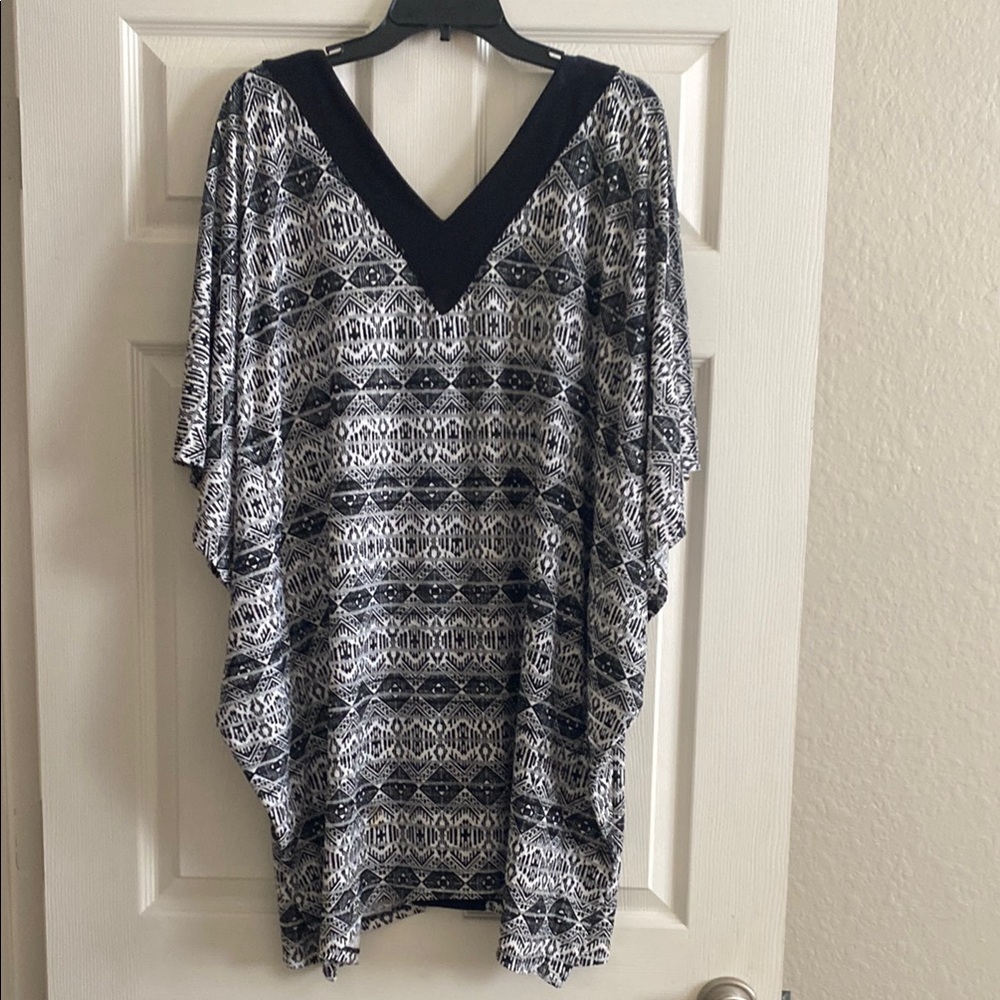 Black and White Patterned V-Neck Top